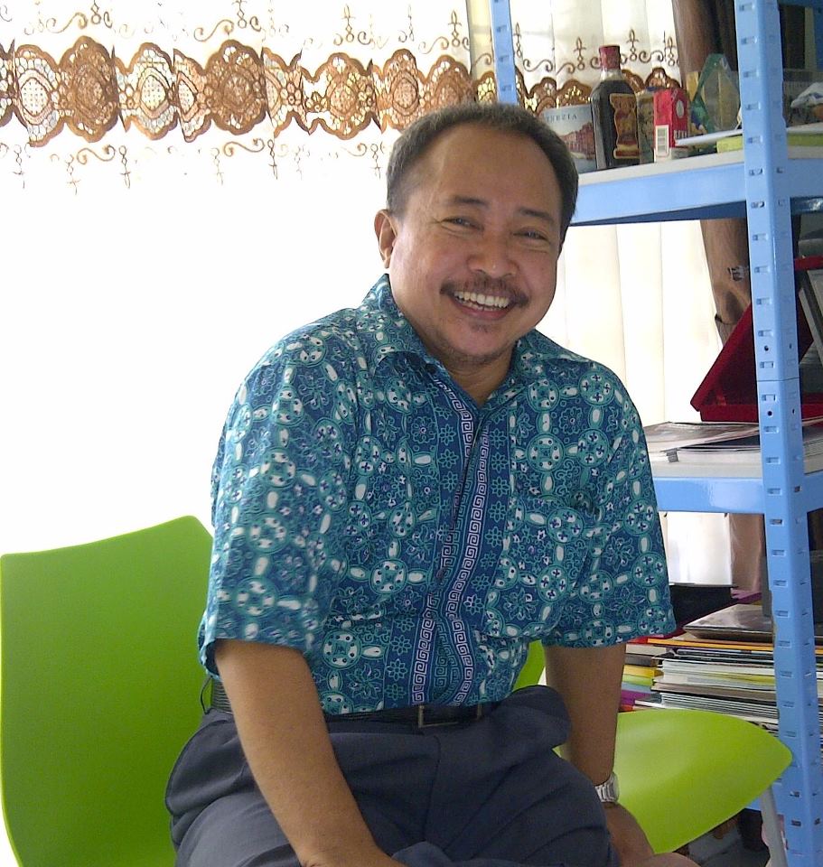 Anton Wardaya Drs. Dwikora Pengajar Bahasa Inggris